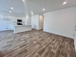 6077 E Robinson Ave in Fresno, CA - Building Photo - Building Photo
