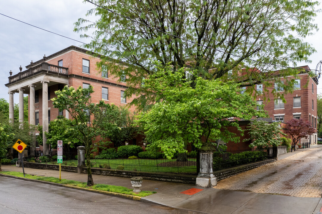 Governors Point Condominiums in Covington, KY - Building Photo