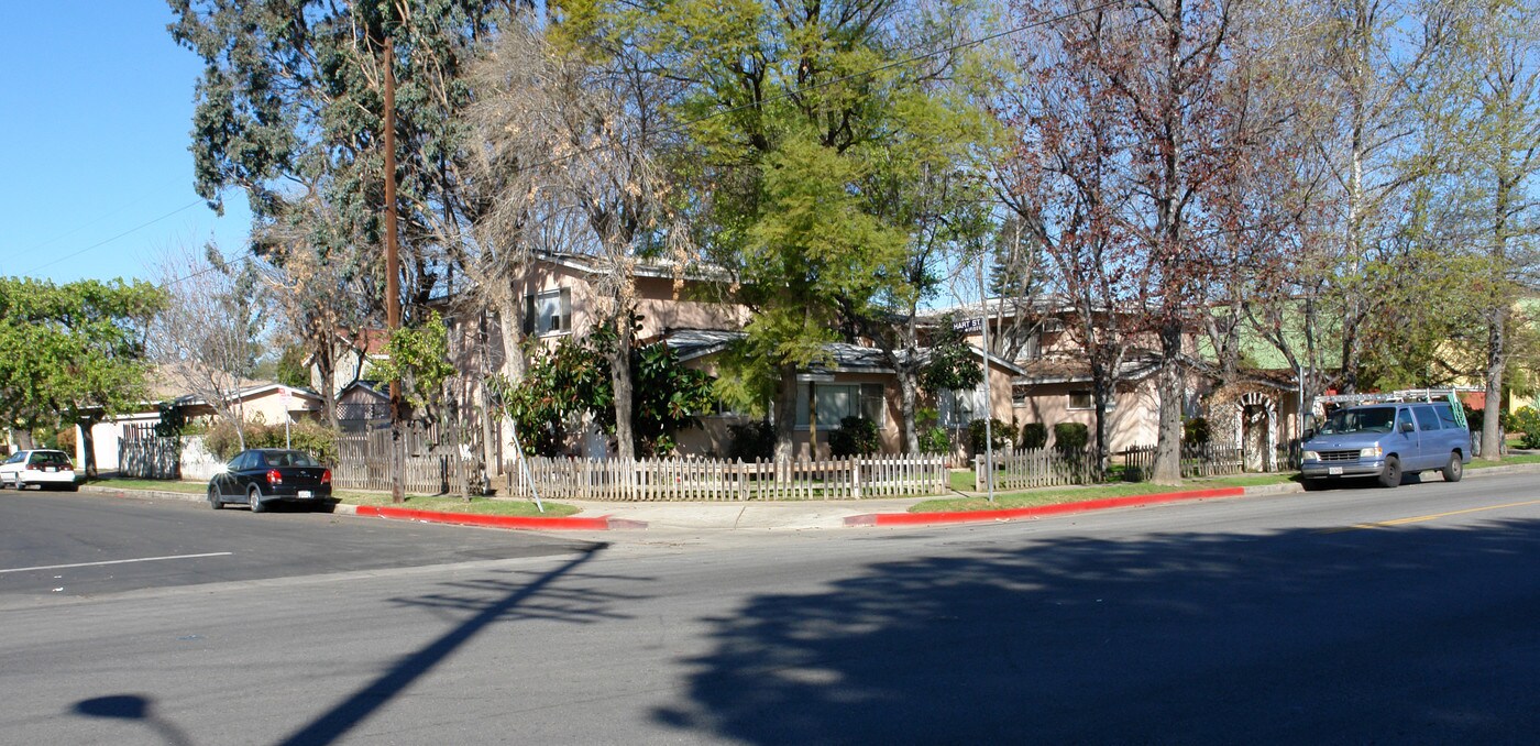 7001 Hazeltine Ave in Van Nuys, CA - Building Photo