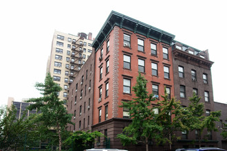 454 W 35th St in New York, NY - Building Photo - Building Photo