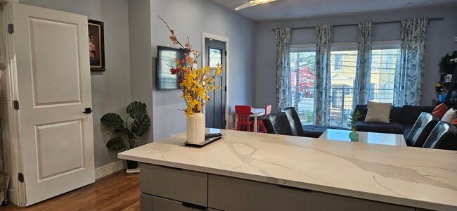 251 Manhattan Ave in Jersey City, NJ - Building Photo - Building Photo