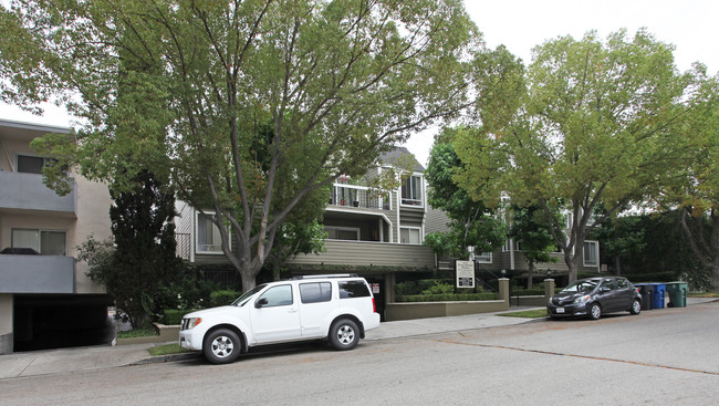 353 E Trujunga in Burbank, CA - Foto de edificio - Building Photo