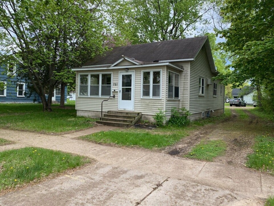 721 Broadway St in Eau Claire, WI - Building Photo