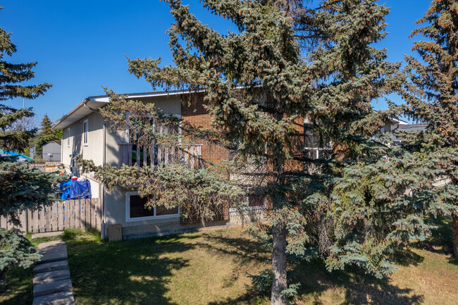 11443 8 St SW in Calgary, AB - Building Photo - Building Photo