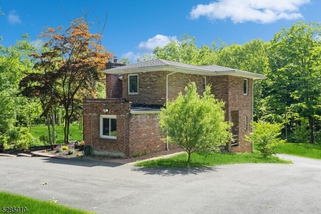 242 Lake Rd in Morristown, NJ - Building Photo - Building Photo