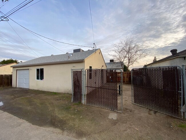 2706 Truxtun Ave in Bakersfield, CA - Building Photo - Building Photo