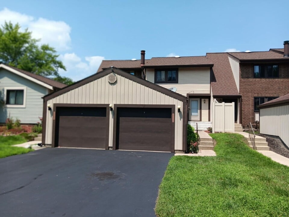 6106 Persimmon Tree Ct in Englewood, OH - Building Photo