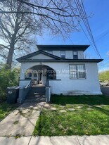 809 W Cedar St in Kalamazoo, MI - Building Photo