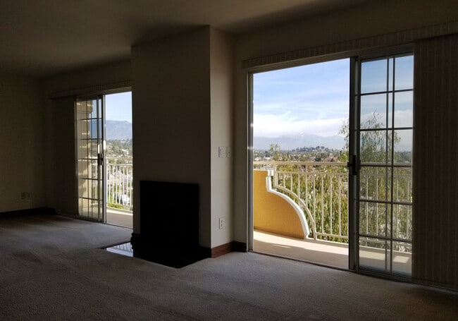 4760 Templeton St, Unit 3312 in Los Angeles, CA - Foto de edificio - Building Photo