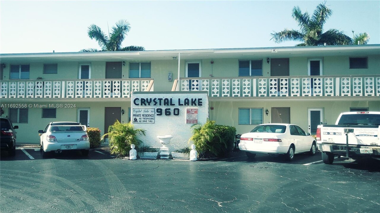 960 Crystal Lake Dr in Pompano Beach, FL - Building Photo