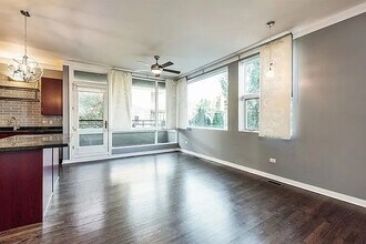 2065 N Kedzie Ave, Unit 104 in Chicago, IL - Foto de edificio - Building Photo