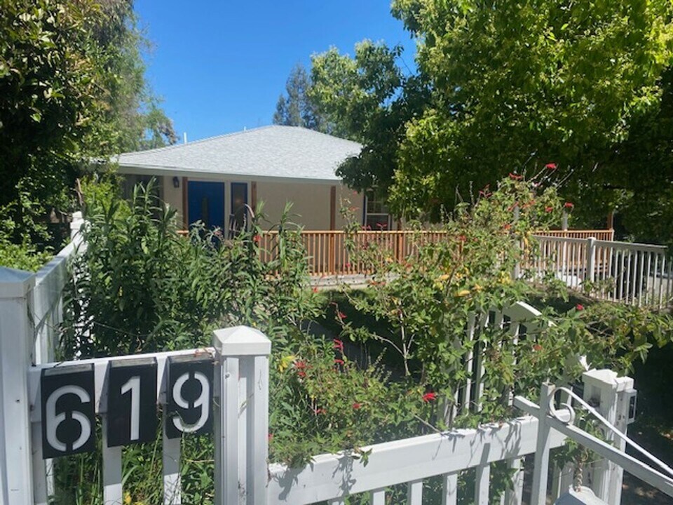 619 E J St in Benicia, CA - Building Photo
