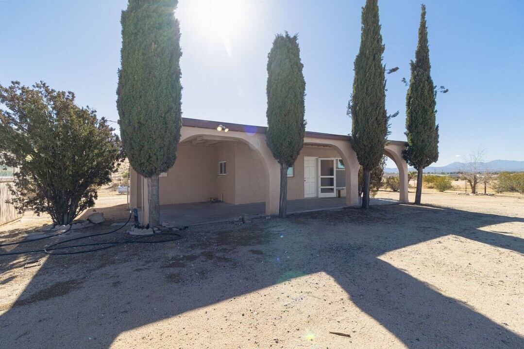 10040 Buena Vista St in Apple Valley, CA - Building Photo