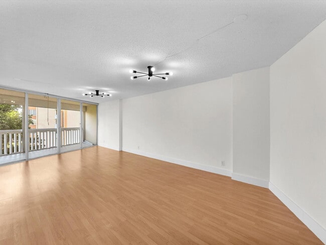 6901 Environ Blvd in Lauderhill, FL - Foto de edificio - Building Photo