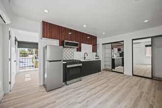 111 Normandie Ave in Los Angeles, CA - Building Photo - Building Photo