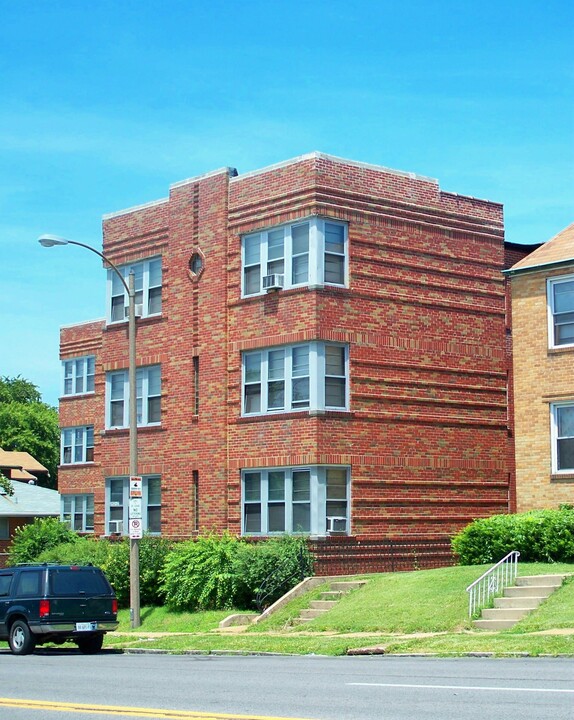 3923 Chippewa St in St. Louis, MO - Foto de edificio