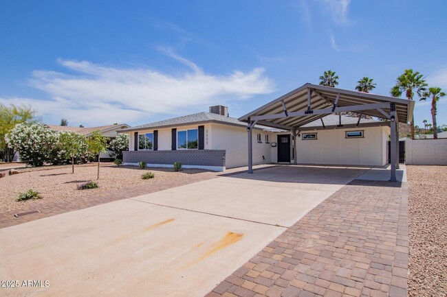 2225 E Laurel Ln in Phoenix, AZ - Building Photo - Building Photo