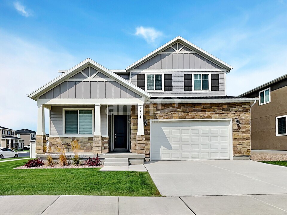 2704 W 3340 S in Syracuse, UT - Foto de edificio