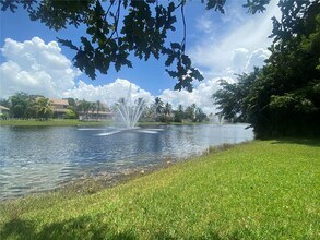 241 E Bayridge Dr in Weston, FL - Foto de edificio - Building Photo