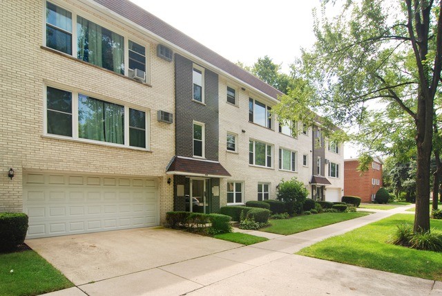 The Elms Condominium in Oak Park, IL - Building Photo