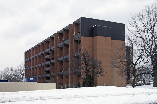 2111 Roche Ct in Mississauga, ON - Building Photo - Building Photo