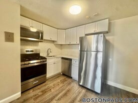 71 Bernier St, Unit 6 in Lowell, MA - Building Photo