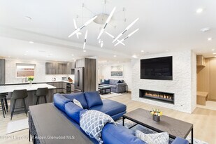 447 E Cooper Ave in Aspen, CO - Building Photo