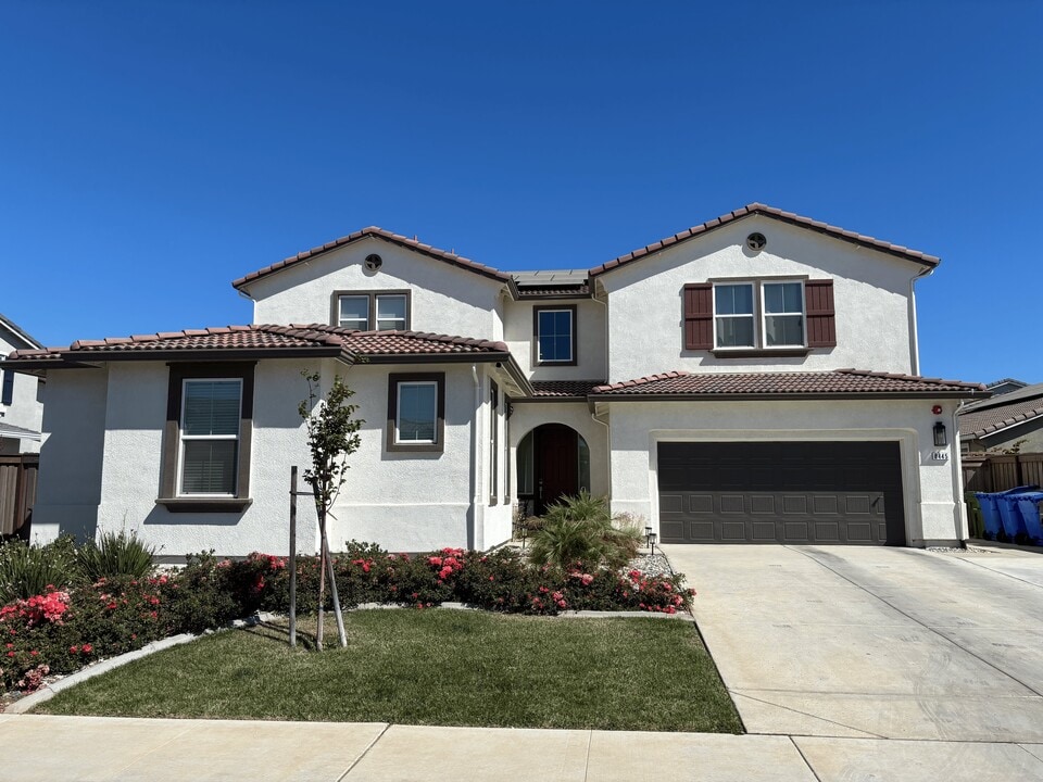 8445 Kevin Whiteley Dr in Elk Grove, CA - Building Photo