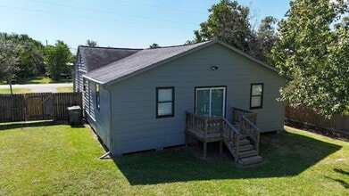 3449 Bridgette Ln in Mont Belvieu, TX - Foto de edificio - Building Photo