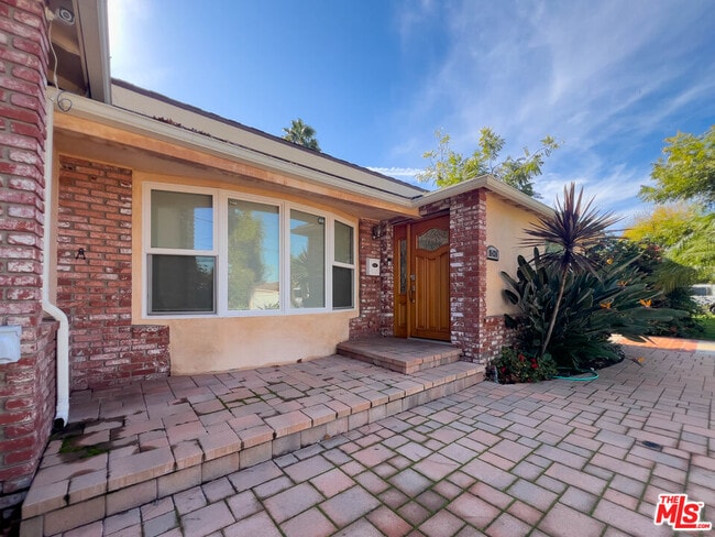 15424 Camarillo St in Los Angeles, CA - Foto de edificio - Building Photo