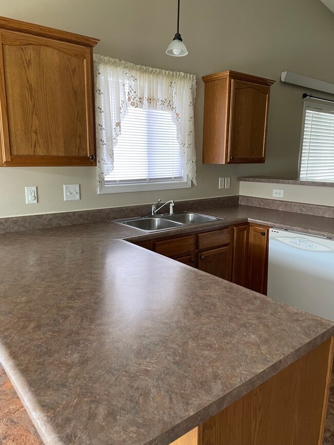 1343 E Oakland St, Unit B in Rapid City, SD - Building Photo - Building Photo