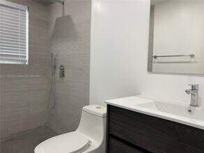 215 Zamora Ave-Unit -4 in Coral Gables, FL - Foto de edificio - Building Photo