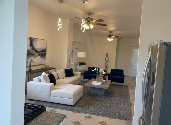 704 S Soto St in Los Angeles, CA - Foto de edificio - Building Photo