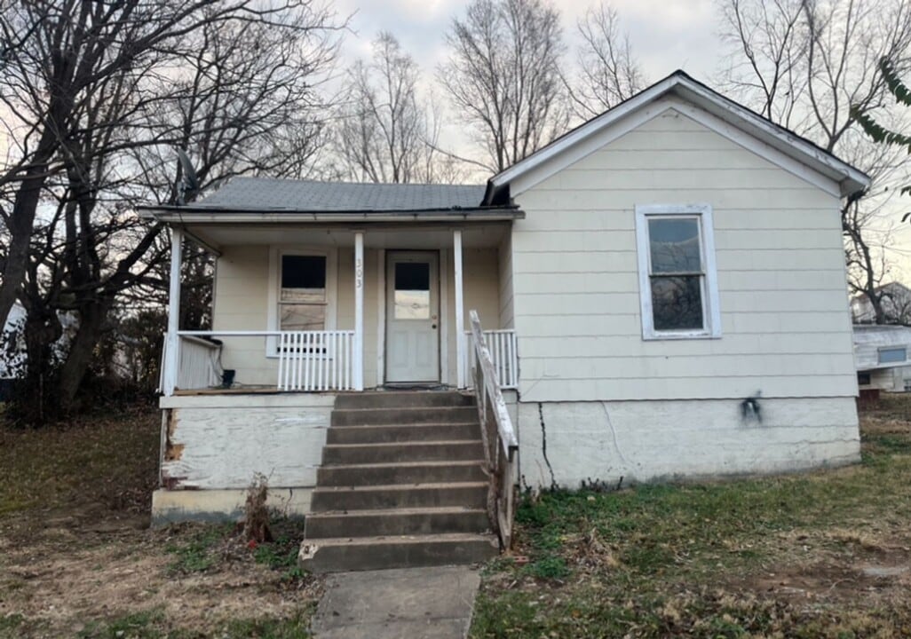 303 Cardinal St in Park Hills, MO - Building Photo