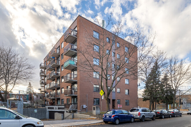 3000 Jean-Talon Rue E in Montréal, QC - Building Photo - Building Photo