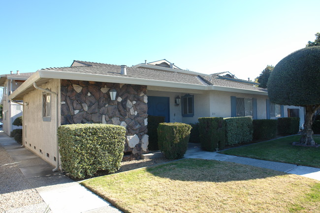 235 Washington St in Santa Clara, CA - Foto de edificio - Building Photo