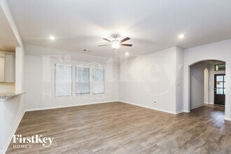 6445 Rolling Hills Rd in Conroe, TX - Foto de edificio - Building Photo