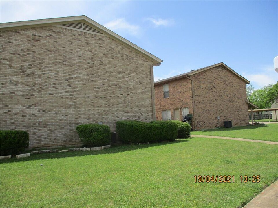 105 Wildwood Ct-Unit -B in Grapevine, TX - Building Photo
