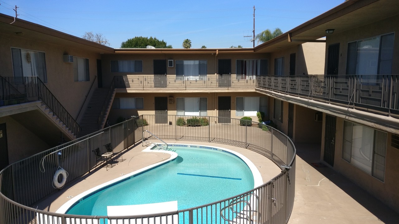 Villa Royale Apartments in Anaheim, CA - Building Photo