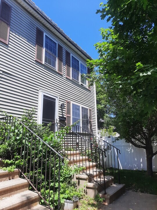 101 Sparks St in Lowell, MA - Building Photo