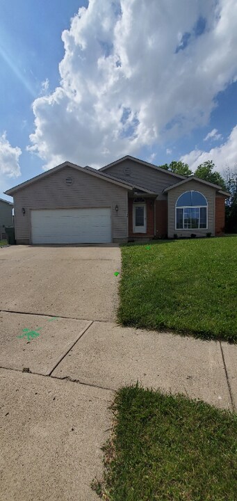 284 W Pinehurst St in Sidney, OH - Building Photo