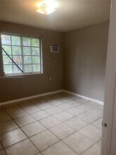 571 NE 136th St in North Miami, FL - Building Photo - Building Photo