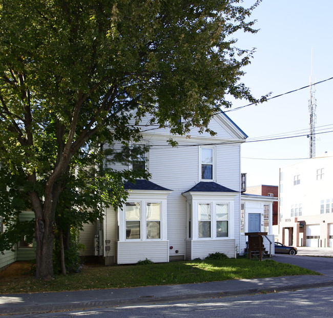 14 Union St in Waterville, ME - Foto de edificio - Building Photo