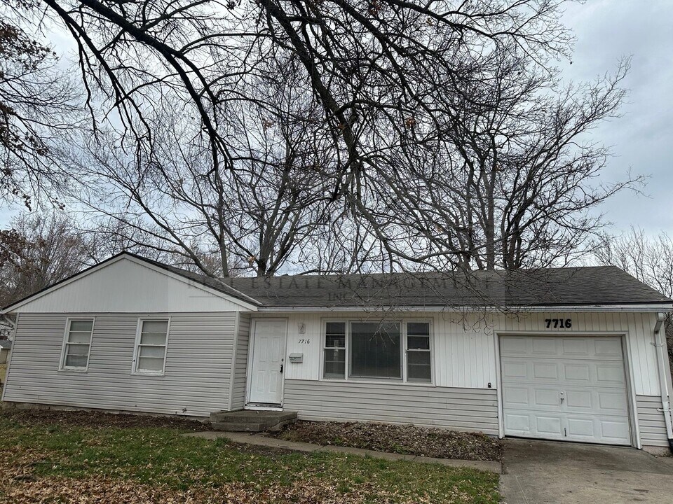 7716 Crisp Ave in Raytown, MO - Building Photo