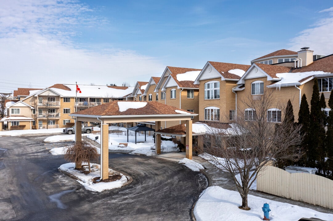 The Court at Pringle Creek in Whitby, ON - Building Photo