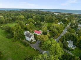 400 Paradise Ave in Middletown, RI - Building Photo