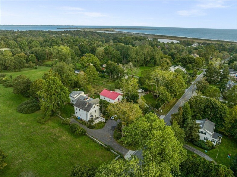 400 Paradise Ave in Middletown, RI - Building Photo