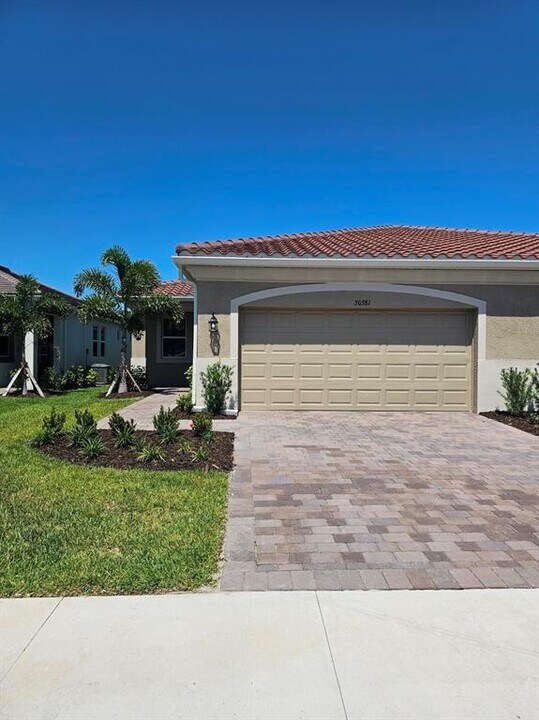 20381 Symphony Pl in Venice, FL - Building Photo