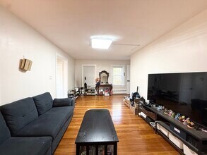 58 Lake St in Waltham, MA - Building Photo - Building Photo