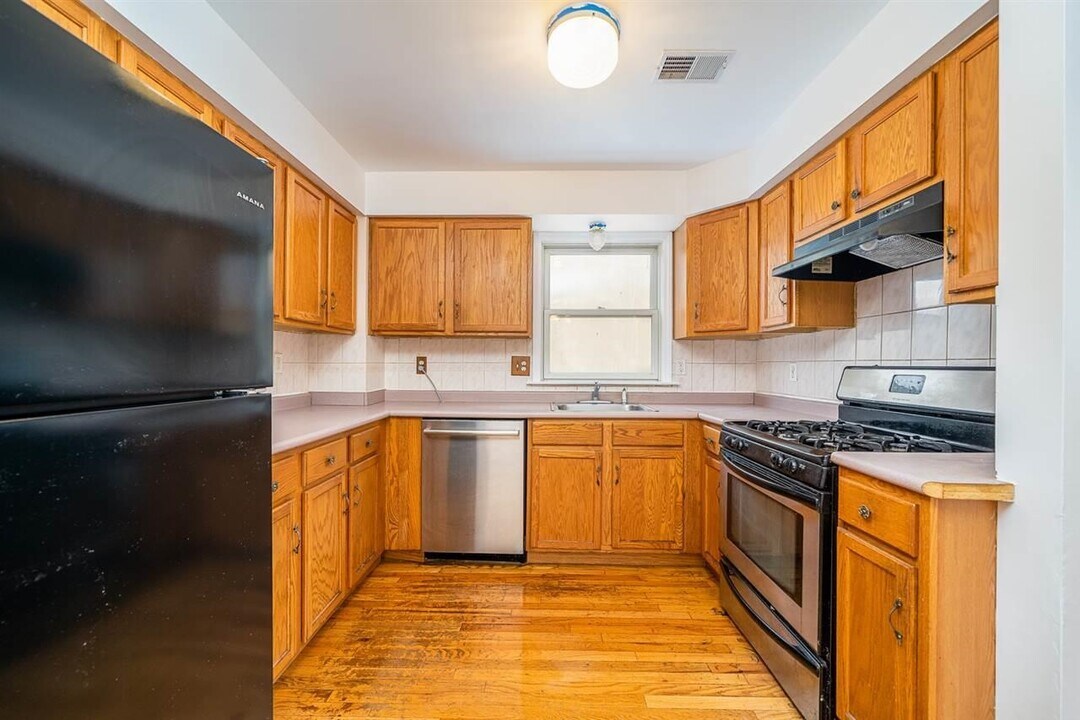 38 W 20th St in Bayonne, NJ - Building Photo